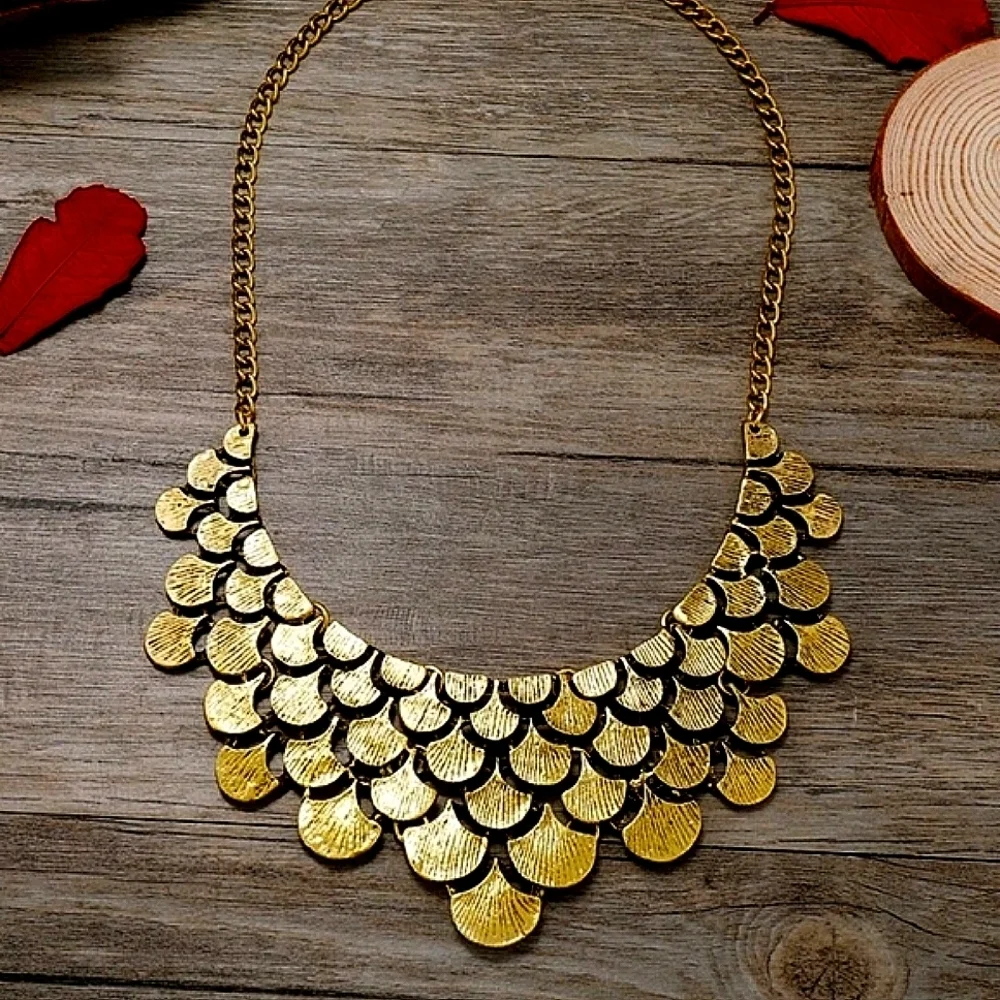 💖 Emery Rose Leaf Shaped Metal Decor Necklace